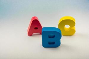 letras del abc del alfabeto en color blanco foto