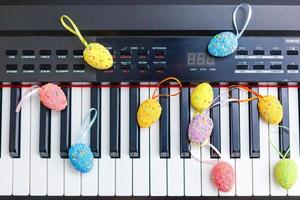 huevos de pascua en piano pascua musical foto