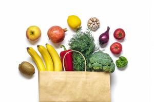 bolsa de papel ecológica con vegetales verdes orgánicos crudos aislados en fondo blanco plano, vista superior cero desperdicio, concepto libre de plástico dieta saludable y desintoxicación, concepto de agricultura foto