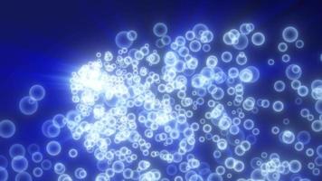 Resumen volando pequeñas partículas de bokeh brillantes redondas azules brillantes, burbujas y resplandores mágicos energéticos brillantes que brillan intensamente sobre un fondo oscuro. fondo abstracto. video en alta calidad 4k, diseño de movimiento