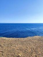 hermosa vista al mar del mar rojo desde las montañas del sinaí foto