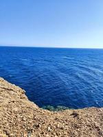 hermosa vista al mar del mar rojo desde las montañas del sinaí foto