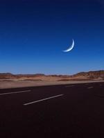 luna llena en camino alto a las montañas de sharm el sheikh foto