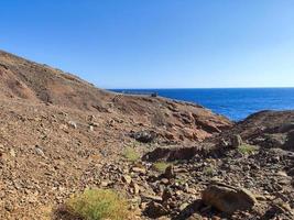 hermosa vista al mar del mar rojo desde las montañas del sinaí foto