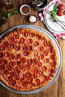 pizza grande de peperoni foto