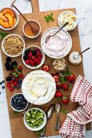 barra de tazón de yogur, tablero grande con diferentes ingredientes foto