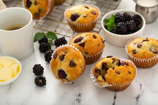 muffins de moras y chispas de chocolate, receta de verano foto