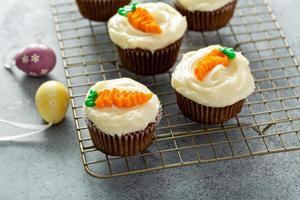 cupcakes de pastel de zanahoria para pascua foto