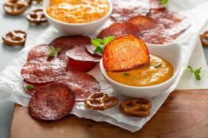 chips de salami al horno con salsas de queso foto