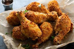 muslos de pollo frito empanizados con panko foto