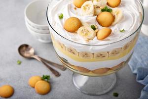 Trifle de pudín de plátano en un plato grande foto