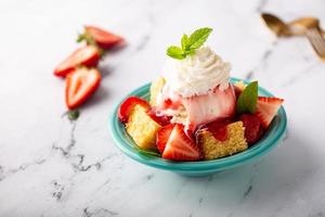 postre de verano, bizcocho con helado foto