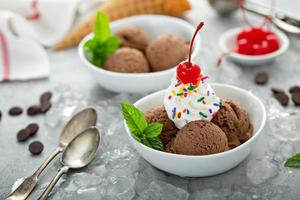 Sundae de helado de chocolate en un tazón foto