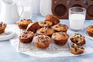 muffins de plátano con trocitos de chocolate en una rejilla para hornear, idea para el desayuno o la merienda foto