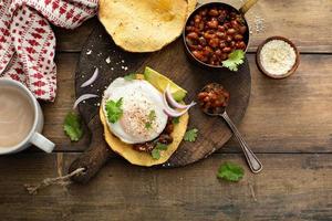 frijoles al horno con tocino en una tostada foto