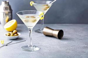 Martini clásico con gotas de limón foto