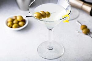 Martini clásico con gotas de limón foto