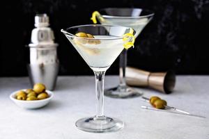 clásico martini de gota de limón con aceitunas y limón foto