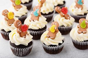 cupcakes de chocolate y jengibre para navidad foto