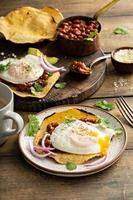 frijoles al horno con tocino en una tostada foto