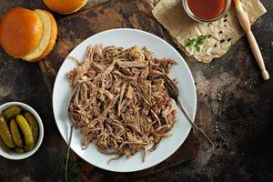 cerdo desmenuzado con tenedores en un plato foto