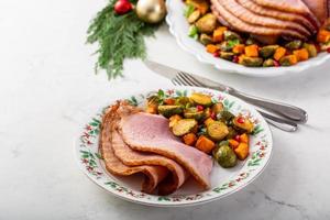 jamón espiral navideño con verduras al lado foto