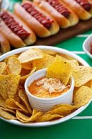 comida del día del juego para super bowl, papas fritas y hot dogs foto