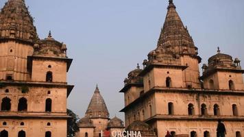 ochtendmening van koninklijke cenotaven chhatris van orchha, madhya pradesh, india, orchha de verloren stad van india, indische archeologische vindplaatsen video