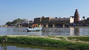 vrindavan, índia, 12 de fevereiro de 2022 - vista do rio yamuna do barco durante o dia em vrindavan, krishna templo kesi ghat nas margens do rio yamuna na cidade de vrindavan, passeios de barco no rio yamuna video