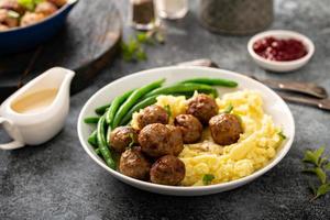 albóndigas suecas con puré de patatas foto