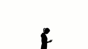 Silhouette Menschen stehen auf weißem Hintergrund. Silhouette schwarze Menschen stehen und Telefon kommunizieren weißen Bildschirm. design für animation, menschen sprechen, isolieren, sprechen, person, mensch, silhouette körper. video
