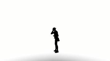 silhouette persone In piedi su bianca sfondo. silhouette nero persone in piedi e Telefono comunicare bianca schermo. design per animazione, persone A proposito di, isolato, parlare, persona, umano, silhouette corpo. video