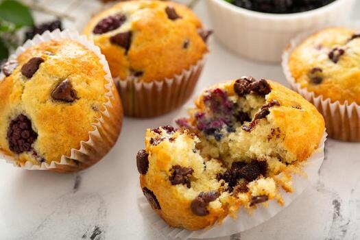 muffins de moras y chispas de chocolate, receta de verano foto