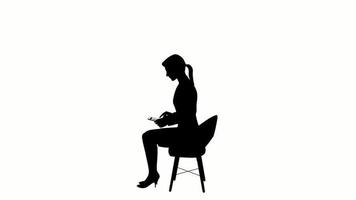 silhouet mensen zitten naar beneden Aan wit achtergrond. silhouet zwart mensen zitten naar beneden stoel communiceren wit scherm. ontwerp voor animatie, mensen zitten, isoleren, spreken, persoon, menselijk, silhouet lichaam. video