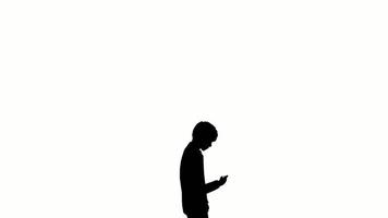 les gens de la silhouette se tiennent debout sur fond blanc. la silhouette des noirs debout et le téléphone communiquent avec un écran blanc. conception pour l'animation, les personnes qui parlent, isolent, parlent, la personne, l'humain, le corps de la silhouette. video