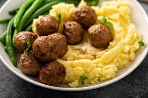 albóndigas suecas con puré de patatas foto