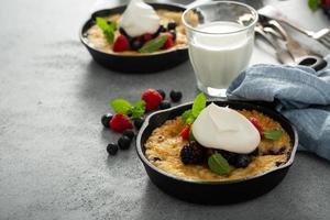 crumble de bayas horneado en sartenes pequeñas de hierro fundido foto