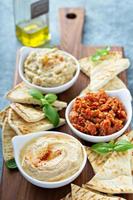 tablero de mezze con pita y salsas foto