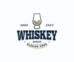 diseño del logotipo de la barra de whisky. diseño de etiqueta de logotipo de vaso de whisky vintage de lujo vector