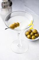 clásico martini de gota de limón con aceitunas y limón foto