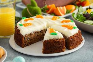 pastel de zanahoria tradicional para el brunch o la cena de Pascua foto