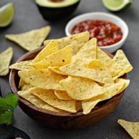 chips de tortilla en un bol con salsa foto