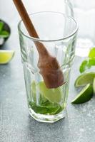 hacer cóctel mojito con jarabe de menta simple foto