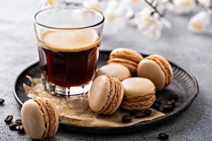 macarrones de café o chocolate en una bandeja foto