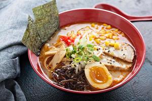 Tazón de sopa de ramen miso foto