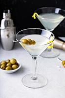 Martini clásico con gotas de limón foto