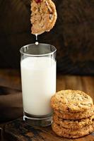 galletas de chocolate con un vaso de leche foto