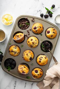 muffins de moras y chispas de chocolate, receta de verano foto