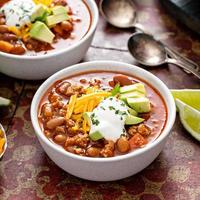 sopa de chile tradicional con carne y frijoles rojos foto