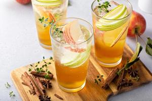 refrescante cóctel de manzana o cóctel sin alcohol con hielo y rodajas de manzana foto